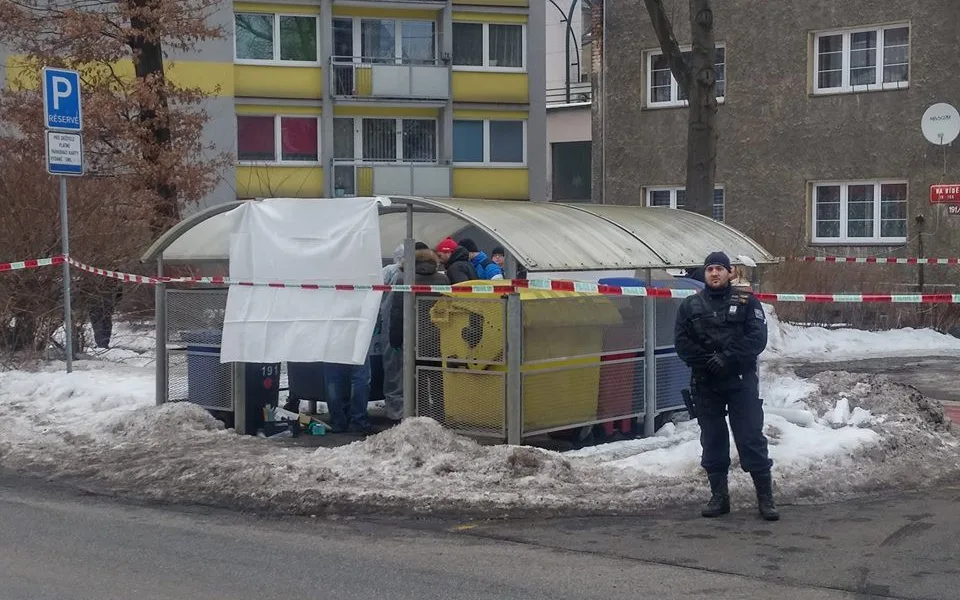 Kriminalisté zasahují v ulici Na Bídě. Zaměstnal je nález v jedné z popelnic
