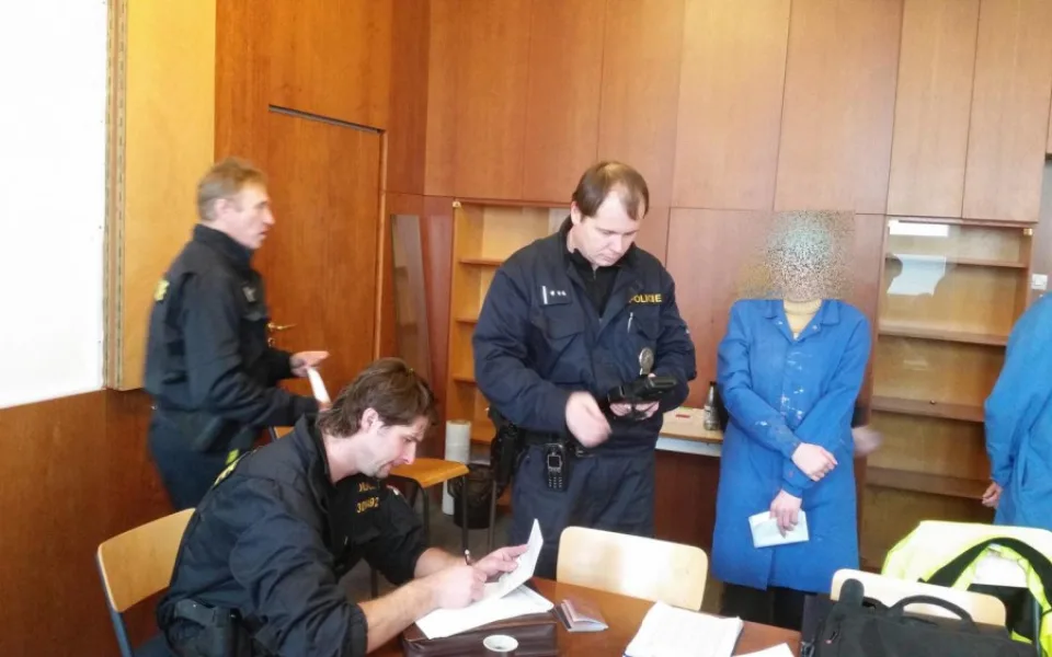 Policisté se zaměřili na nelegální zaměstnávání cizinců v čokoládovně, pěti lidem hrozí vyhoštění