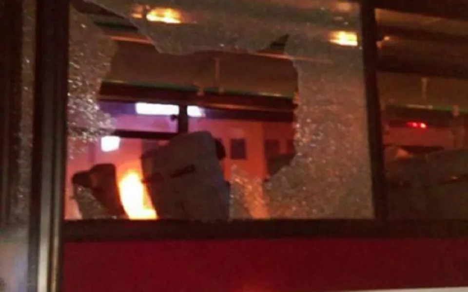 Řidič ranního spoje do Liberce měl vézt cestující bez bočního okna, podle policie porušoval zákon