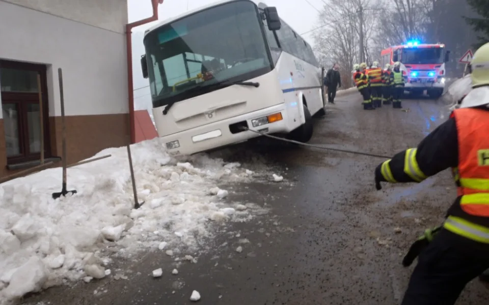 Ledovka potrápila řidiče napříč celým krajem, havaroval i autobus