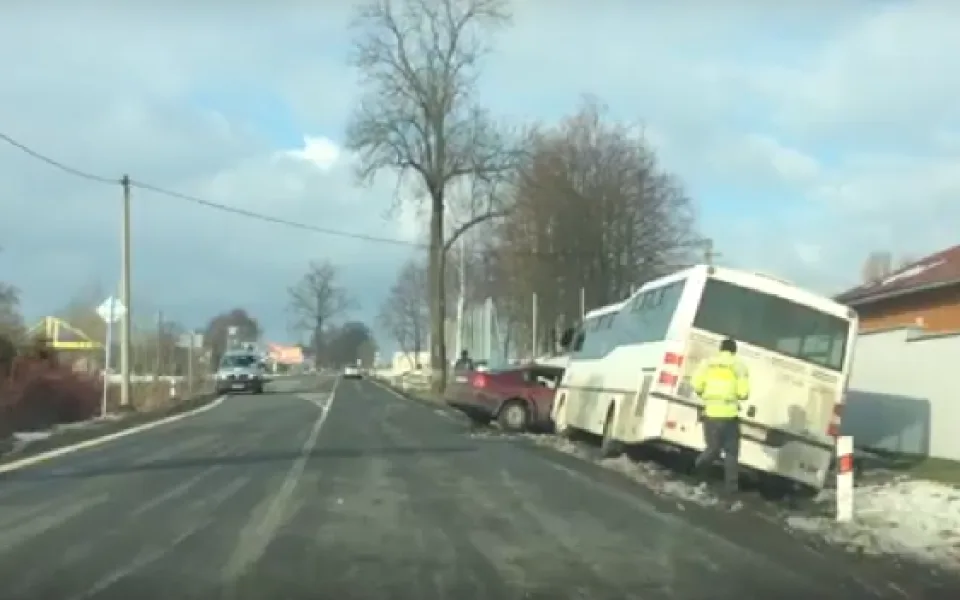 V Krásné Studánce se střetl autobus s osobákem, tři zranění