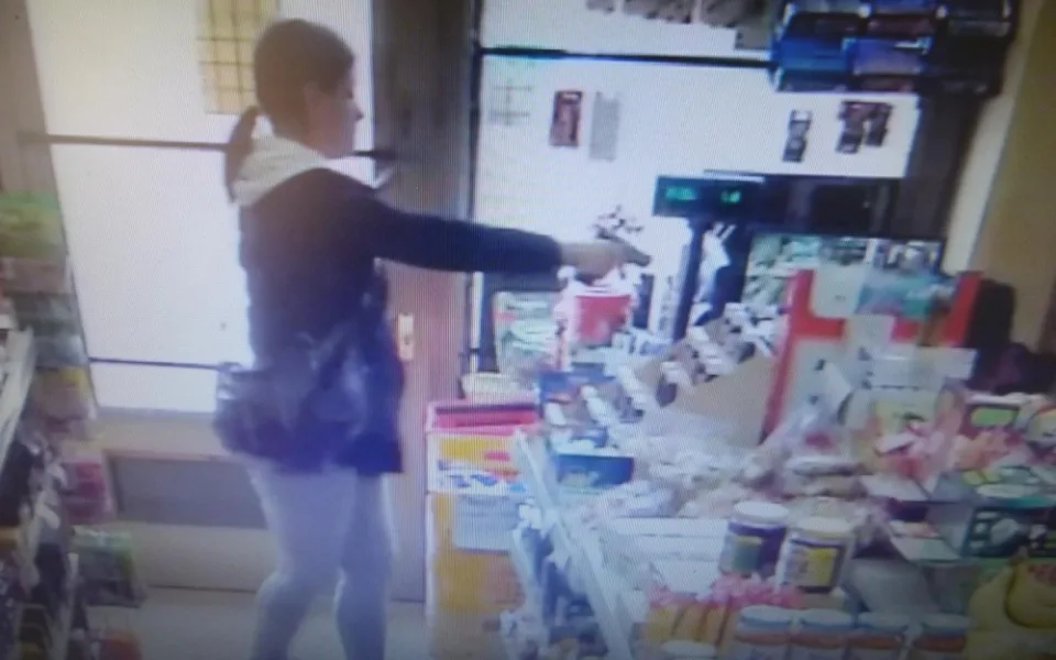 Policie hledá ženu, která o víkendu přepadla s pistolí v ruce samoobsluhu v Liberci
