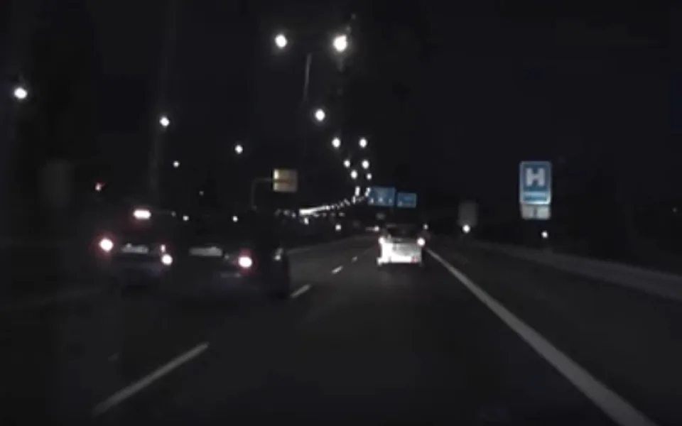 Řidič při předjíždění na průtahu přehlédl přijíždějící auto, nehoda se obešla bez zranění