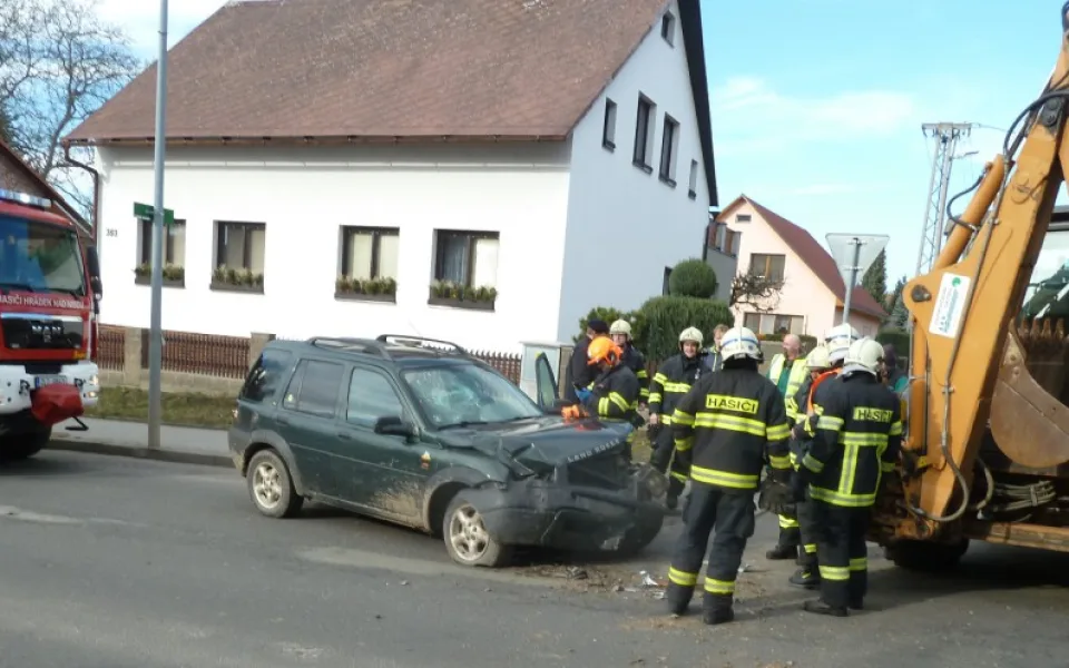 Střet osobního auta s bagrem v Hrádku nad Nisou si vyžádal zranění řidiče