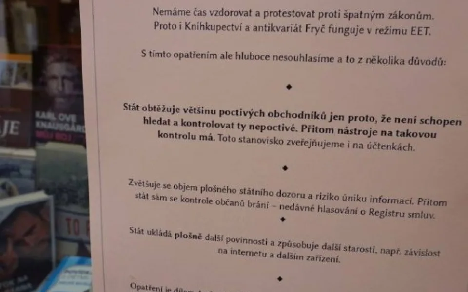 Prohlášení knihkupce Martina Fryče na výloze jeho obchodu