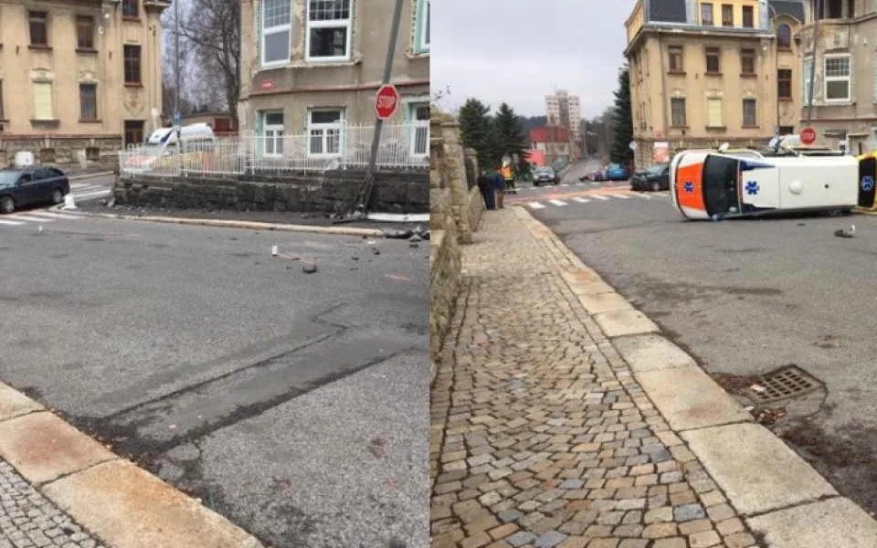 U jablonecké nemocnice se střetla sanitka s osobákem, čtyři zranění