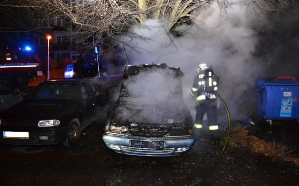 V Rochlici hořelo zaparkované auto, požár poškodil i další vůz a kontejnery