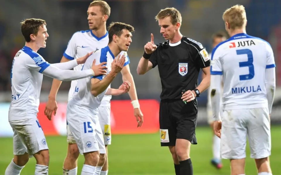 Situace před gólem. Sudí právě odpískal sporný přímý kop, z něj pak Plzeň dala ofsajdový gól.
