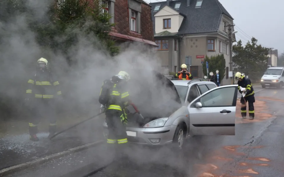 Auto začalo hořet za jízdy.