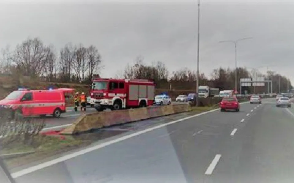 Nehoda dvou osobních aut zastavila na hodinu a půl provoz na průtahu Libercem