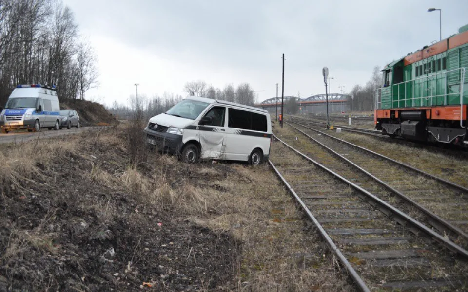 eští i polští policisté naháněli zloděje v kradené dodávce. Zastavila ho až železniční trať