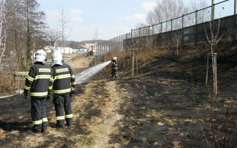Jarní pálení přidělává starosti hasičům, denně vyjíždí k požárům napříč celým krajem