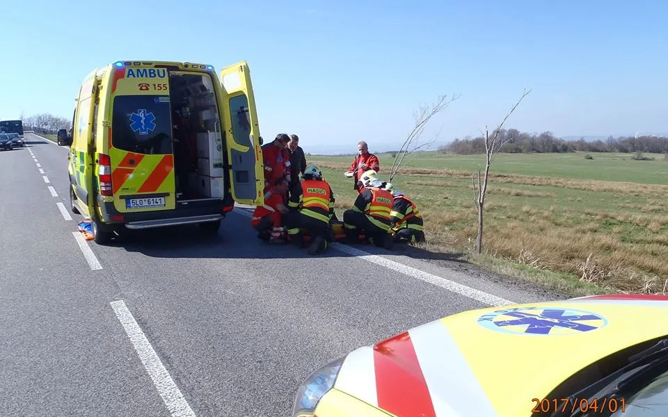 Vážná nehoda na Albrechtickém kopci, motocyklista vjel do příkopa