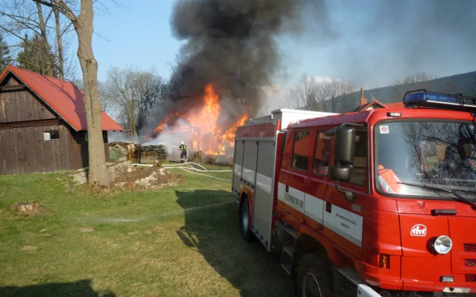 Ve Smržovce lehla popelem stodola, škoda je 700 tisíc korun