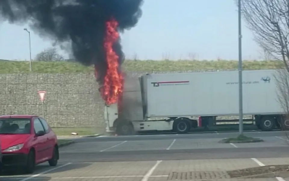 Požár kamionu u nákupního centra Géčko