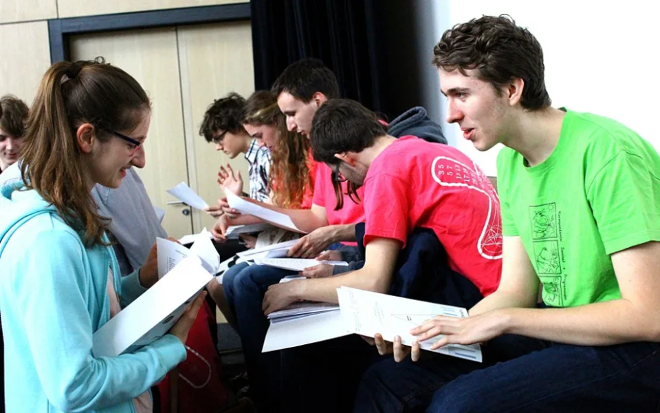 Studenti debatují o výsledcích.
