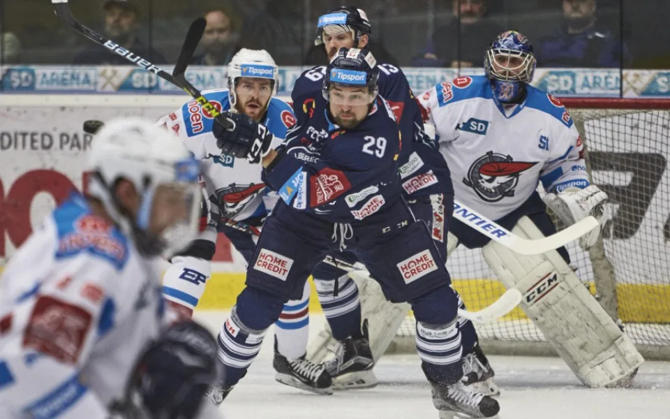 Lukáš Krenželok bojuje před bránou.