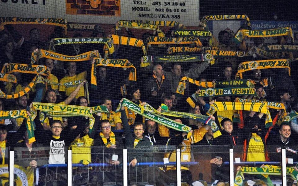 Vsetínské hokejisty přijely na sever Čech podpořit stovky příznivců, Baníkovci problémy nedělali