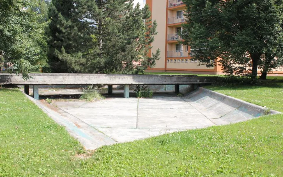 Bazének je přes dvacet let bez vody.