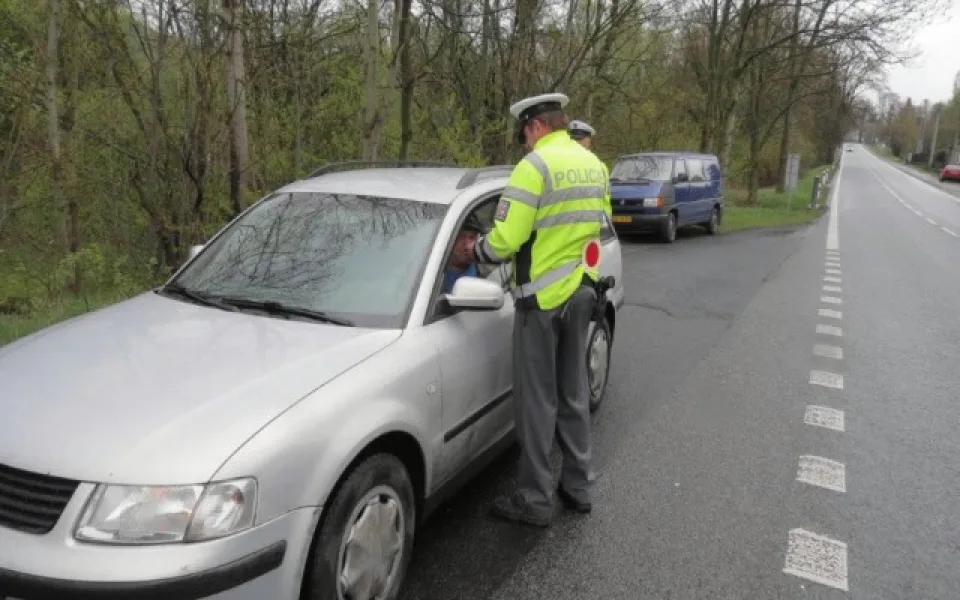 Řidiči pod vlivem alkoholu i drog, policisté rozdali stovky pokut