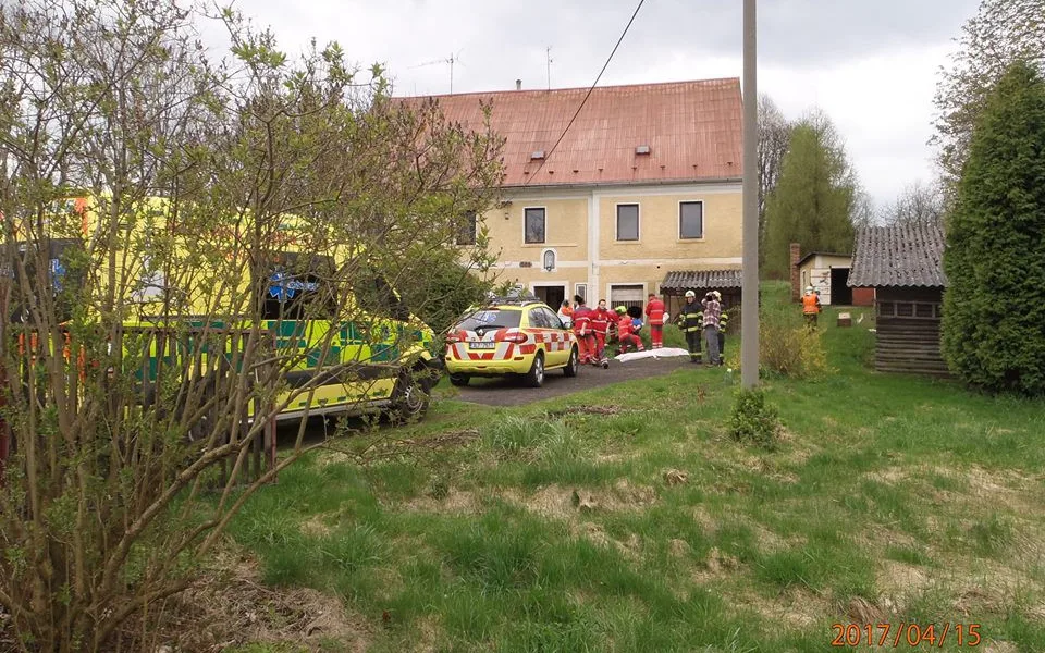 Mladík utrpěl těžké popáleniny při pálení klestí, podpalování benzínem se mu vymklo z rukou
