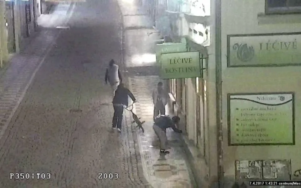 Skupinka vandal v Moskevské ulici v Liberci