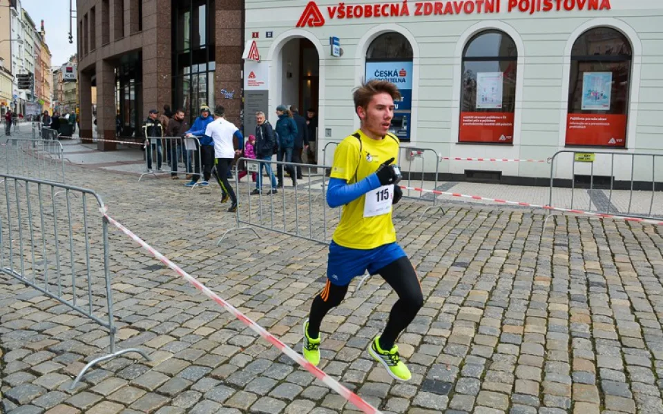 Juniorský maraton před radnicí.