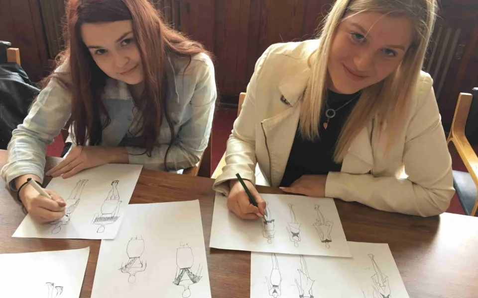 Studentky Nela Laurinová a Barbora Švarcová nad prvními skicami modelů