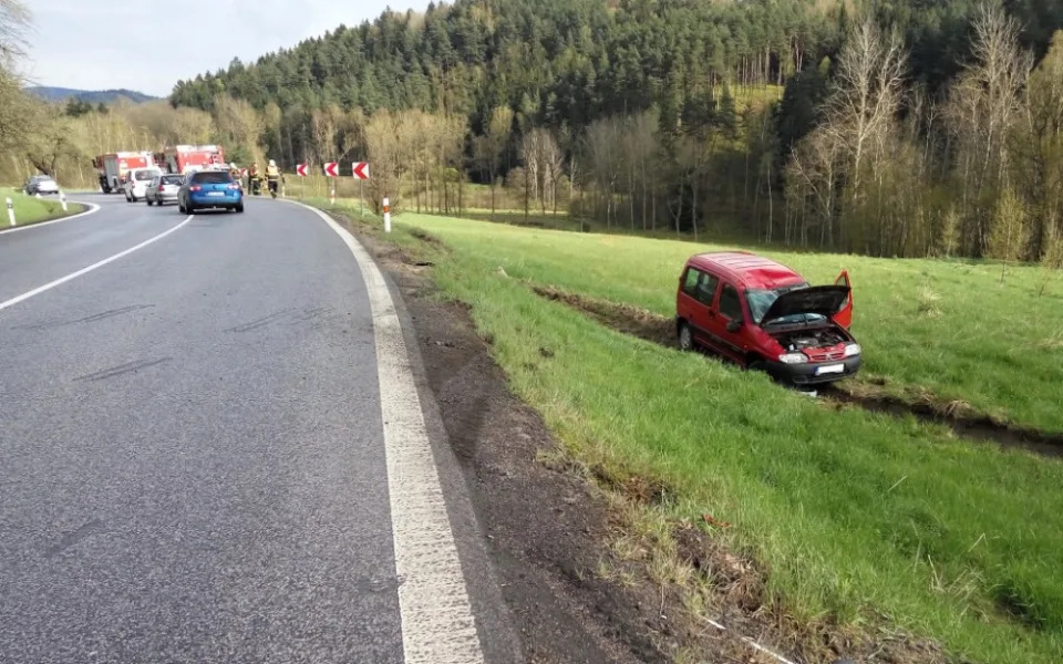Řidička nezvládla řízení a havarovala u Jablonného, nehoda se obešla bez zranění