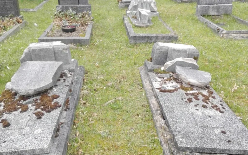 Vandalové zdevastovali hřbitov, zpustošili dohromady 25 náhrobků