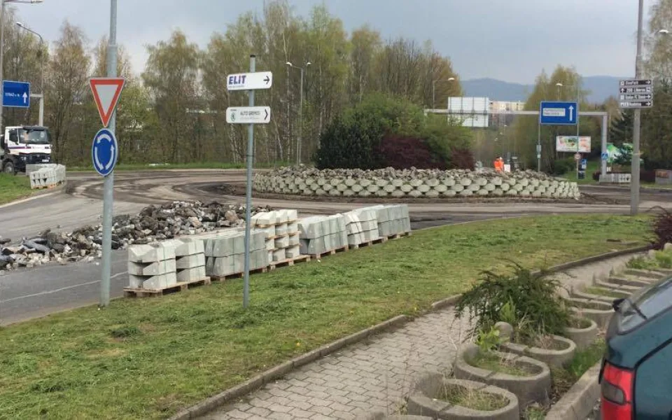 Uzavřený kruhový objezd v Růžodole v sobotu dopoledne