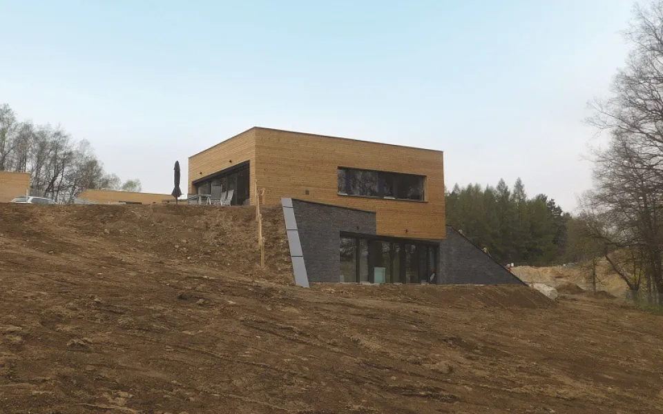 Na okraji Mníšku finišuje výstavba pětadvaceti podzemních domků