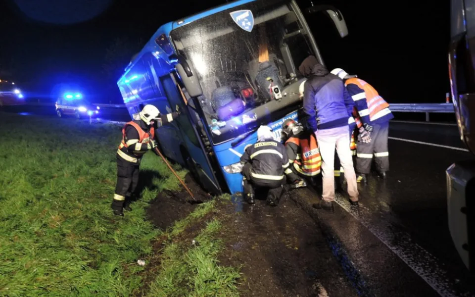Na Albrechtickém kopci zapadl autobus plný dětí, vyprostit ho musela těžká technika