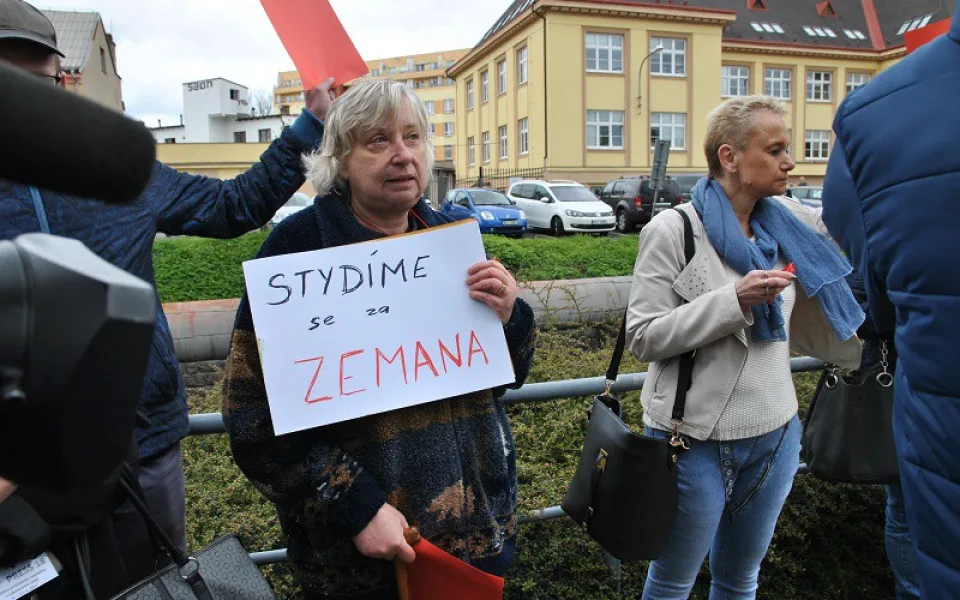 Prezidenta v Liberci přivítalo pískání a červené karty. Ke krajskému úřadu přišla skupinka jeho odpůrců