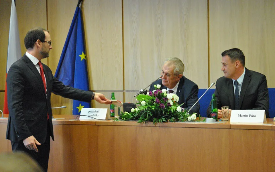 Miloš Zeman přebírá ústavu od Jana Farského