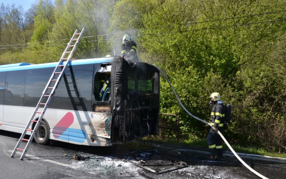 Autobus začal hořet za jízdy.