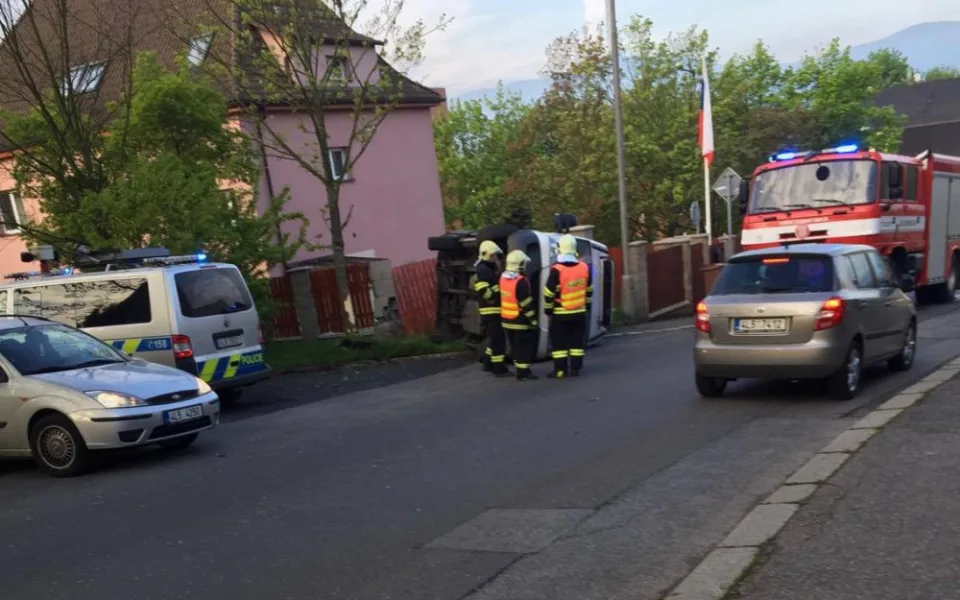 Nehoda ve Vrchlického ulici, řidič otočil svou dodávku na bok