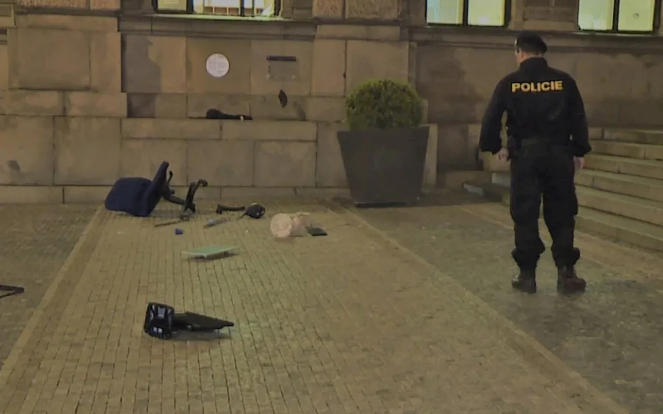 Takhle řádila opilá dívka na liberecké radnici. Vybavení podatelny vyhazovala na náměstí