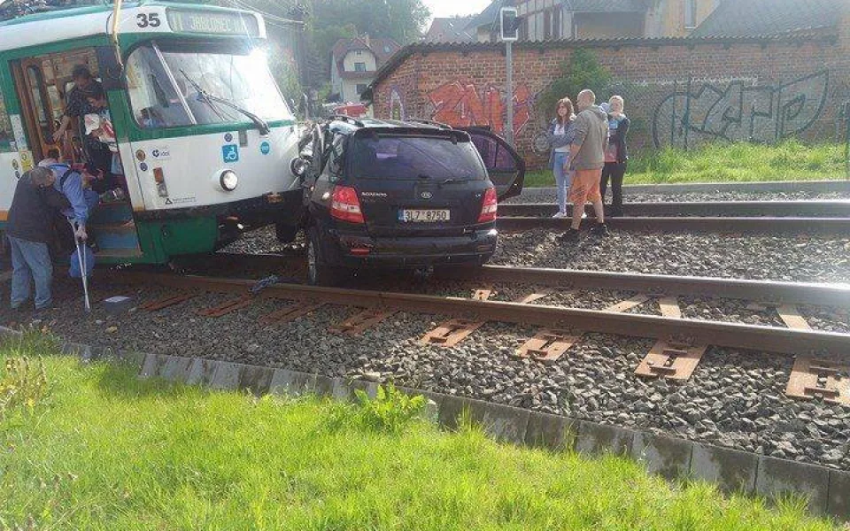 Řidič vjel přímo před rozjetou tramvaj, škoda jde do stovek tisíc korun