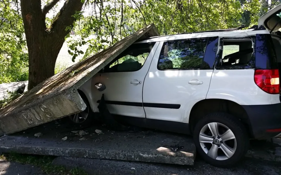 Auto zdemolovalo zastávku.