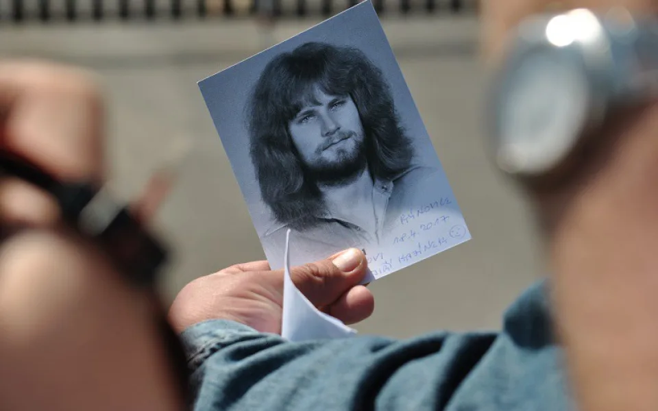 Před rýnovickou věznici dorazil fanoušek Jiřího Kajínka s podepsanou fotografií