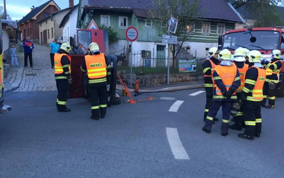 Auto skončilo po nehodě na boku