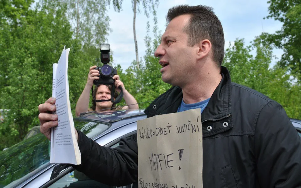 Bývalý vězeň přinesl Kajínkovi tisícovku na oběd a jízdenku domů