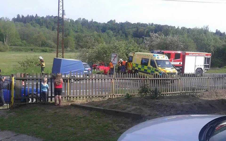 V Jablonném se střetla dvě auta, nehoda blokovala provoz skoro dvě hodiny