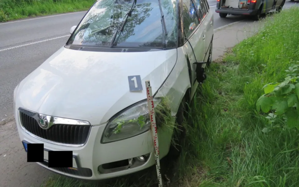 Řidička se lekla protijedoucího auta, vjela na chodník a otočila svou Fabii přes střechu