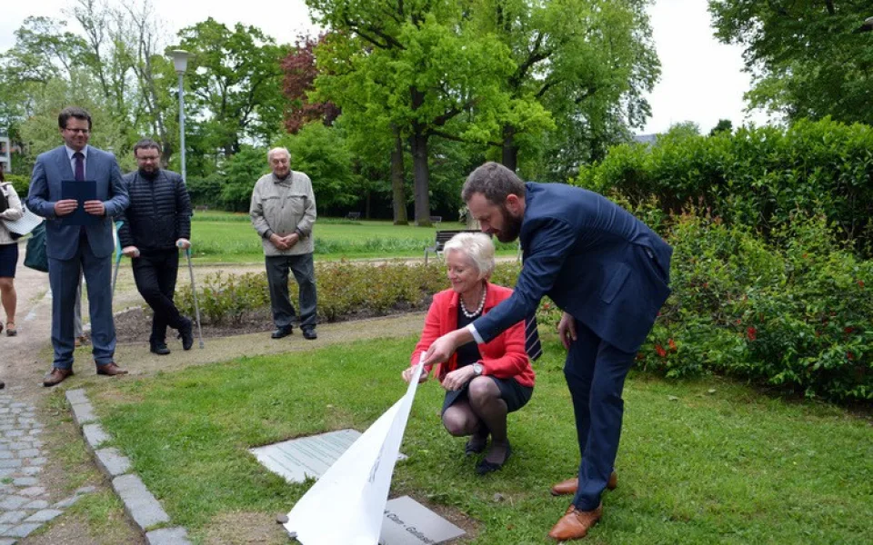 Primátor Batthyány a Christine Kelly právě odkrývají název parku.