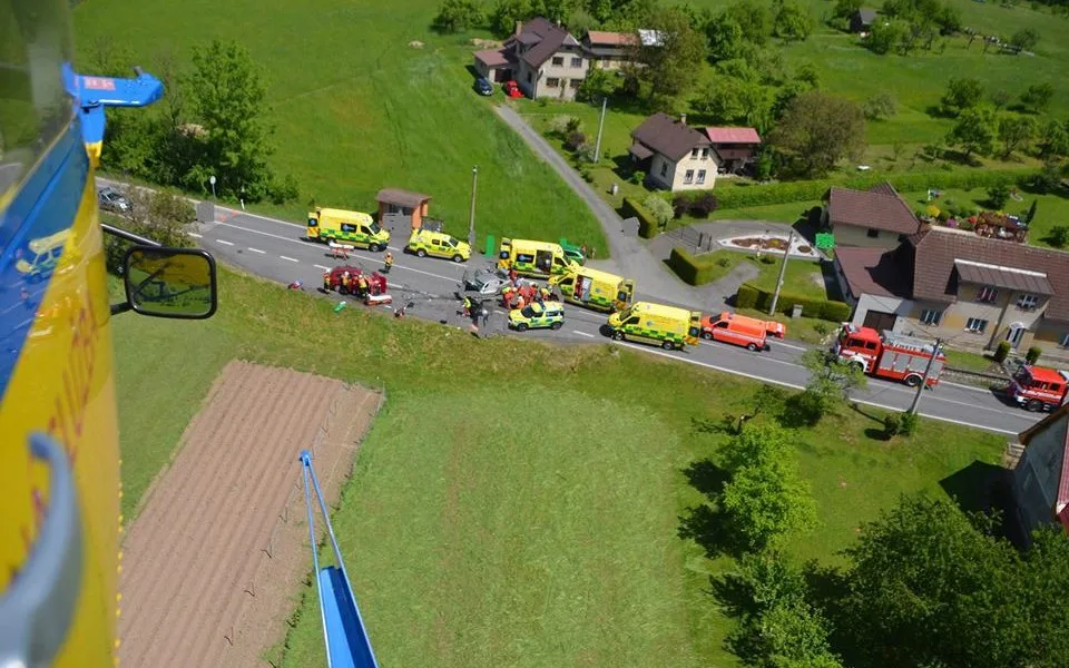 Vážná dopravní nehoda pod Kozákovem. Sedm lidí se zranilo, tři těžce
