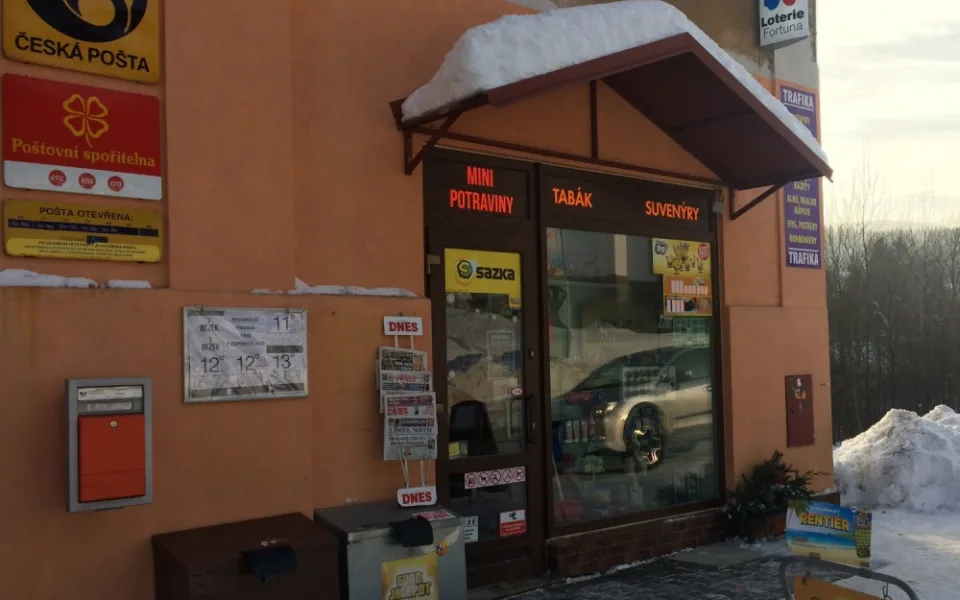Trafika v Josefově Dole v zimě.