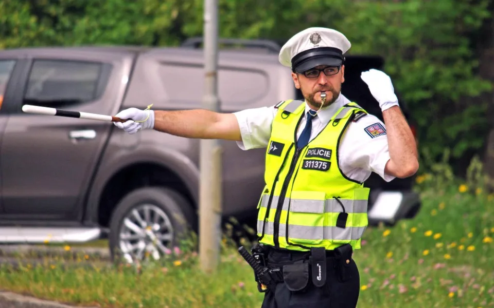 Dopravní policisté řídili dopravu na křižovatce u Viaduktu.