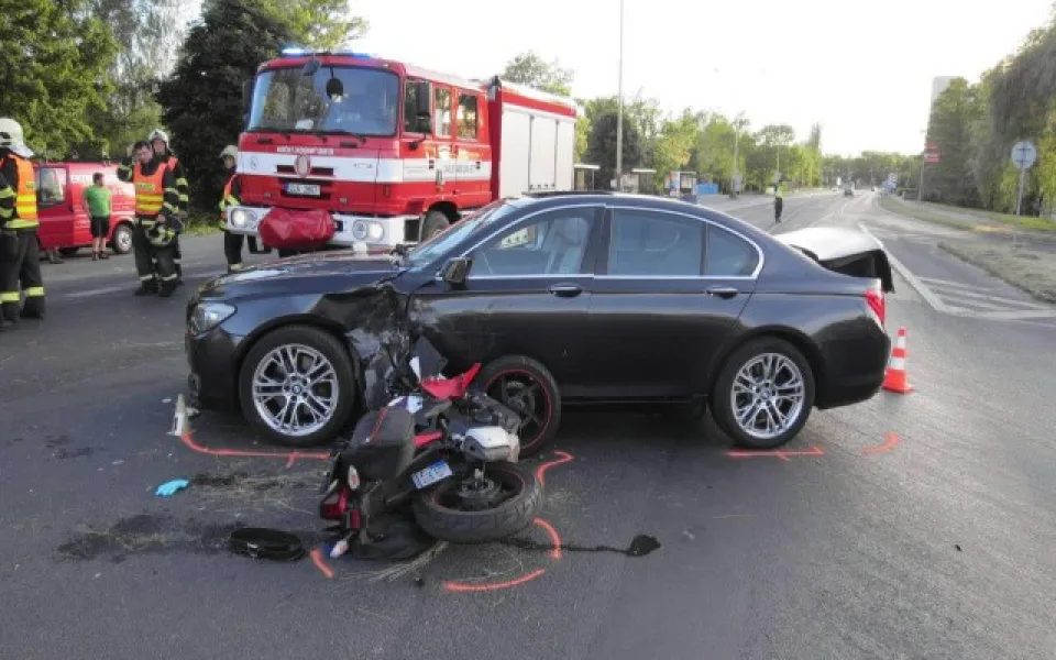 Řidič BMW při odbočování přehlédl motocyklistu, ten se vážně zranil